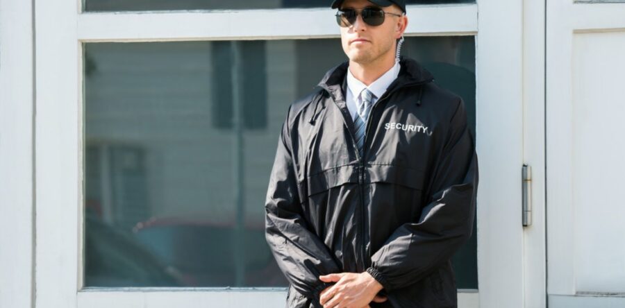 Jakie kwalifikacje musi posiadać pracownik ochrony?